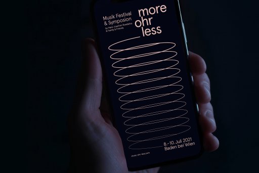 Eine Hand hält ein Handy mit der Startseite von More Ohr Less