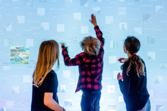 Kinder vorm Ausstellungsobjekt