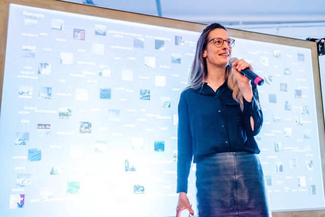 Nadja Schmidt vorm Ausstellungsobjekt