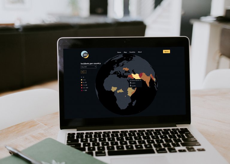 Laptop zeigt Ausschnitt der Webseite INEW