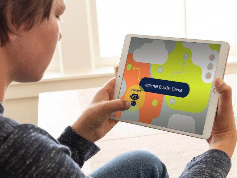 Junge spielt auf einem Tablett das Game Internet Builder