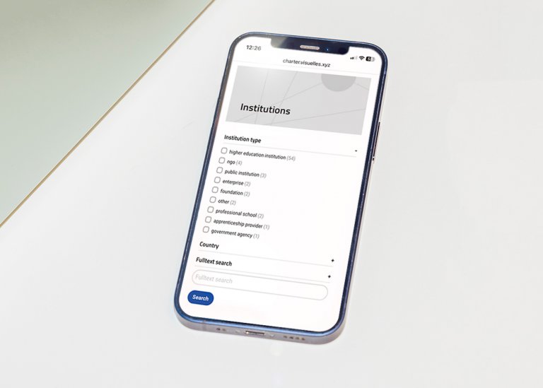 Handy mit der offnen Unterseite "Charter Database – Institutions"