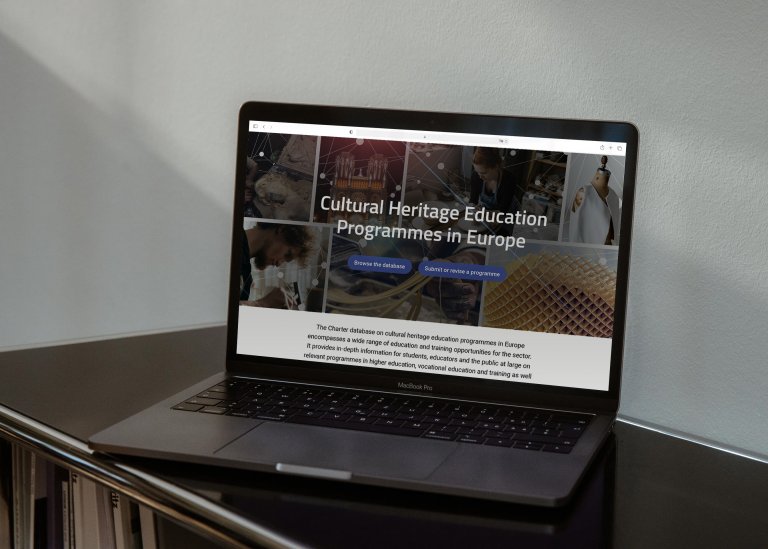 Laptop mit Landing Page "Charter Database"