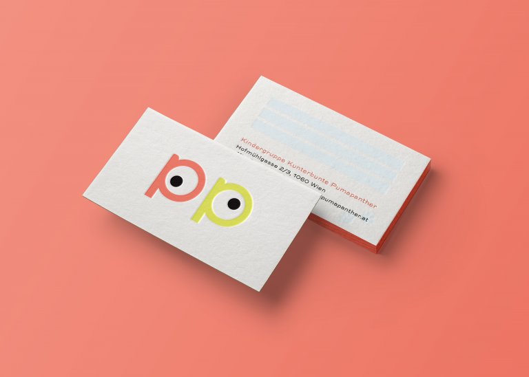 Visitenkarten mit Vorder- und Rückseite, auf der Vorderseite zwei Mal der Buchstabe p mit einem versetzten Punkt in der Punze, wirkt wie ein schielendes Augenpaar
