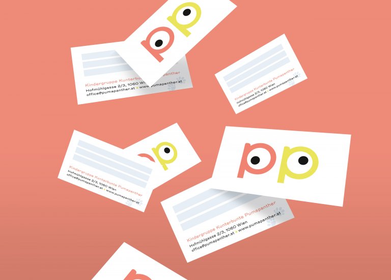Visitenkarten mit Vorder- und Rückseite fliegen durch die Luft, auf der Vorderseite zwei Mal der Buchstabe p mit einem versetzten Punkt in der Punze, wirkt wie ein schielendes Augenpaar