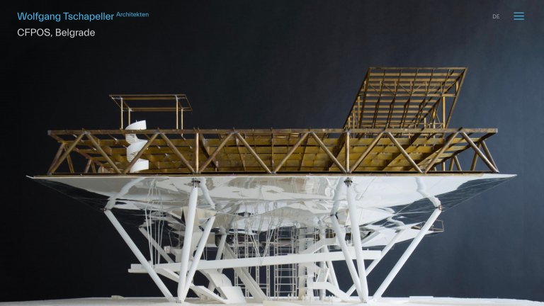 Startseite Wolfgang Tschapeller Architekten, die ein Architekturmodel zeigt