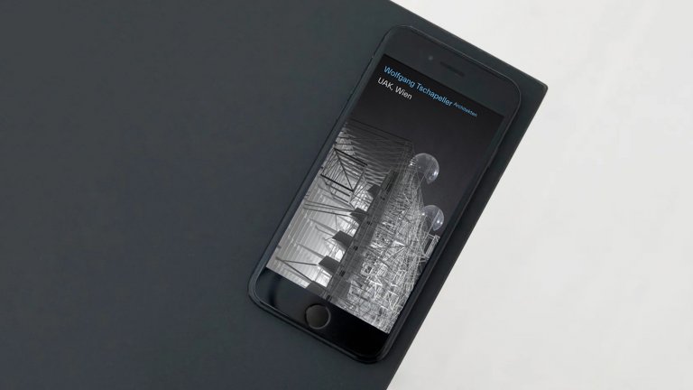 Handy, an der Tischkante liegend, mit der Startseite von Wolfgang Tschapeller Architekten